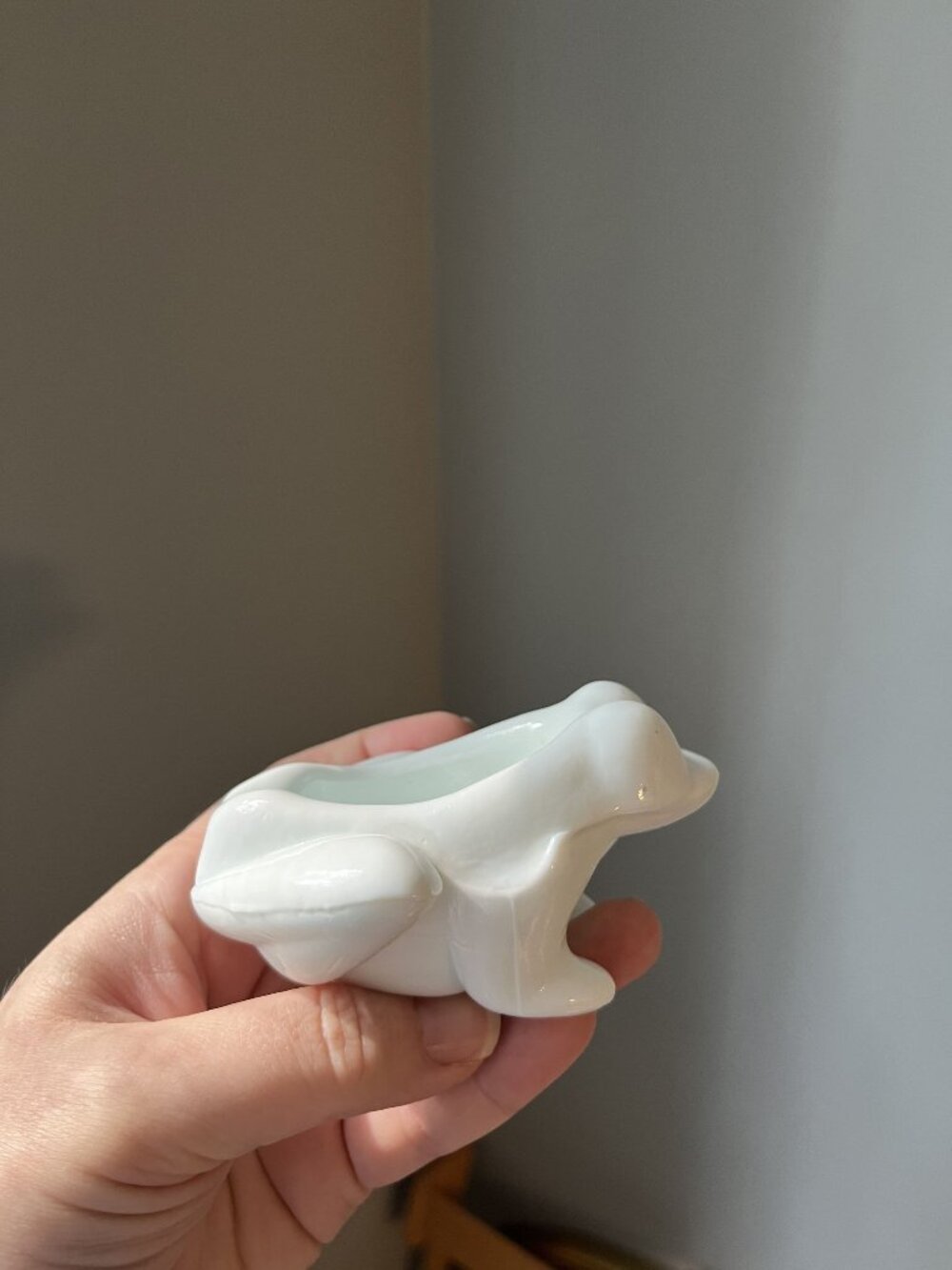 Vintage Milk Glass Frog Ashtray Or Pipe Holder
